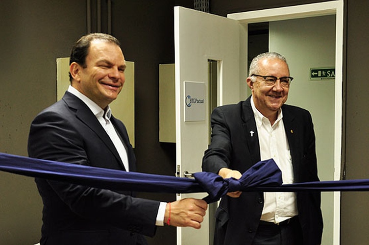 O Reitor Pe. Josafá S.J. e Roberto Sallouti. Fotógrafa Doris Duque. Acervo Comunicar.