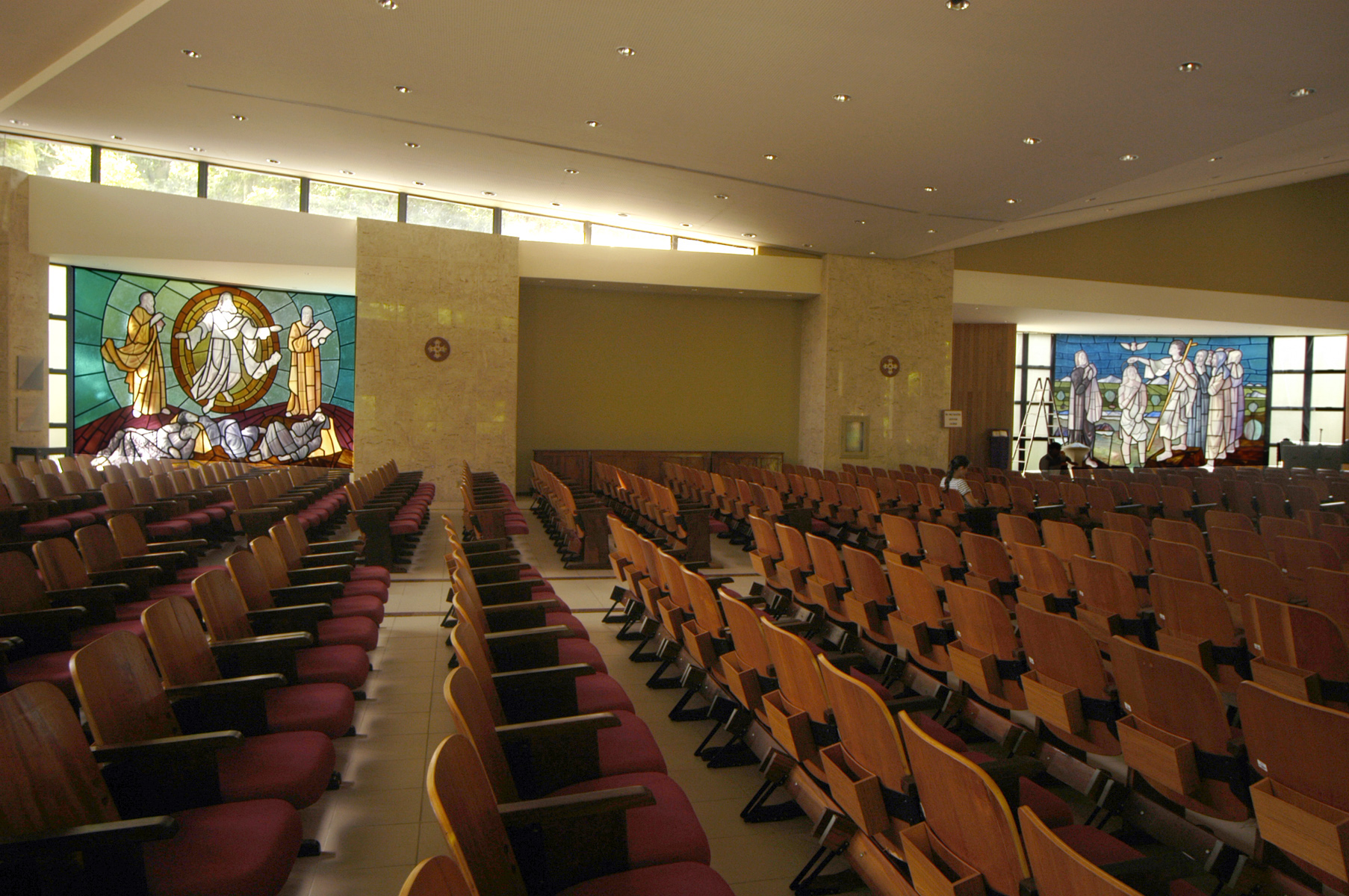 À esquerda o vitral Transfiguração, e à direita O Batismo de Jesus.