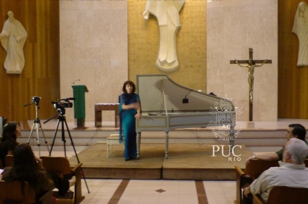 A cravista Rosana Lanzelotte, na estrutura montada em frente ao altar para o concerto.