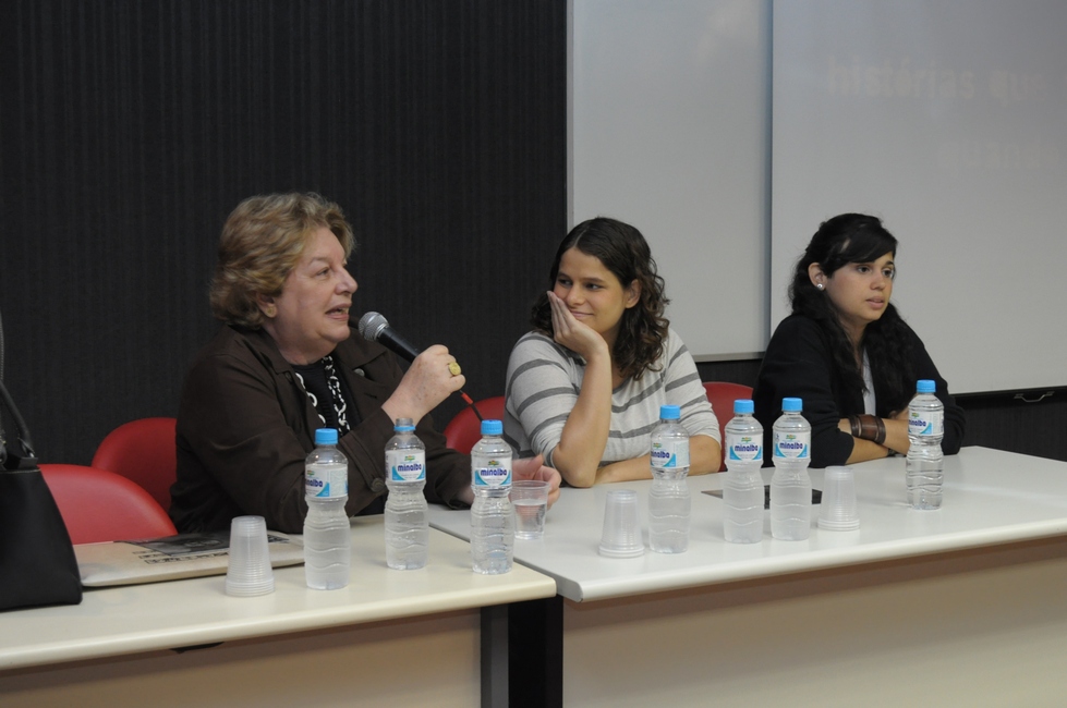 A profa. Margarida de Souza Neves e Júlia Murat. Fotógrafo Antônio Albuquerque. Acervo do Núcleo de Memória.
