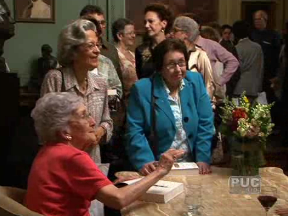 A Profa. Cleonice na noite de autógrafos. Fonte: site da TV PUC-Rio.
