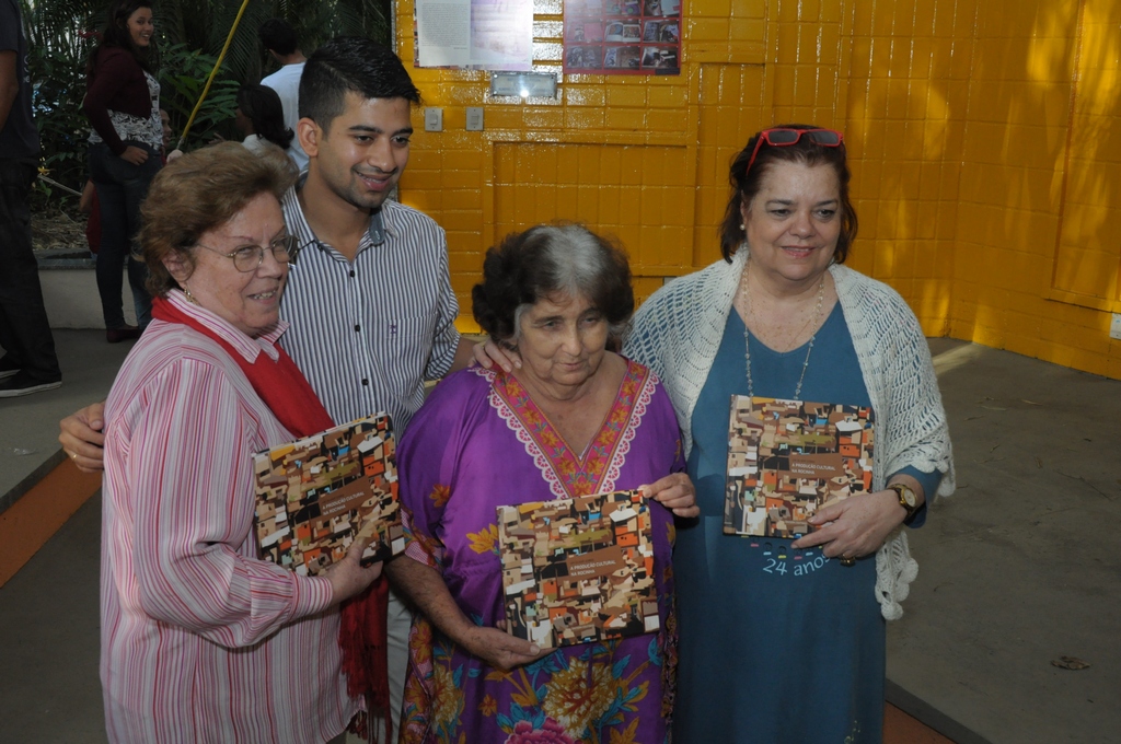 Davison Coutinho, a Coordenadora do NEAM, Profa. Marina Moreira, e convidadas. Fotógrafo Antônio Albuquerque. Acervo do Núcleo de Memória.