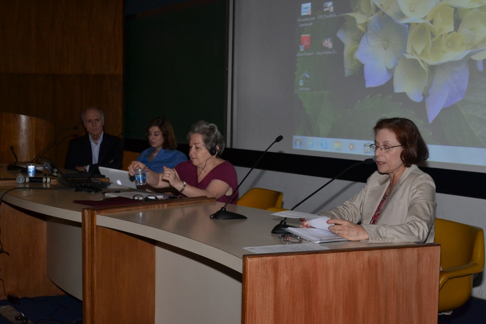 Mesa com os palestrantes no Auditório do RDC. Fotógrafo Antônio Albuquerque. Acervo do Núcleo de Memória.