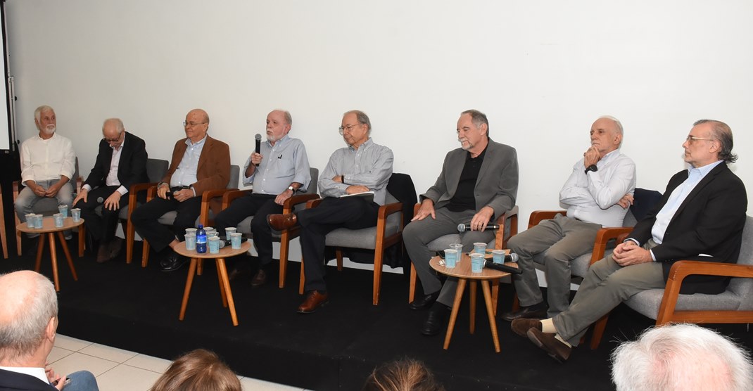 Edmar Bacha, André Lara Resende, Francisco Lopes, Rogério Werneck, Pedro Malan, Winston Fritsch, Persio Arida e Gustavo Franco. Fotógrafo Antônio Albuquerque.
