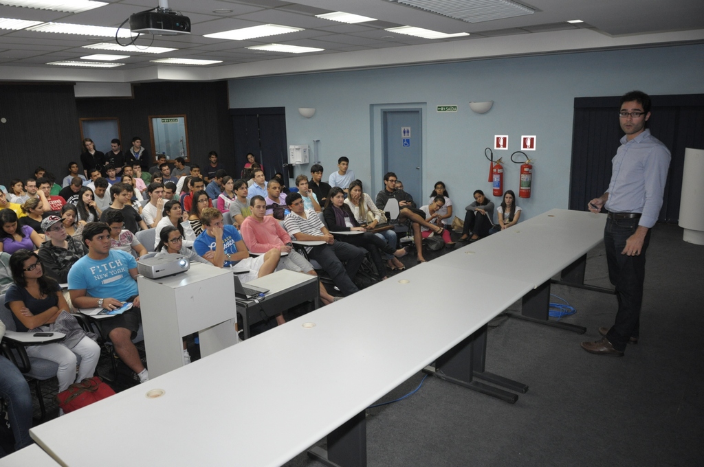 O palestrante Rodolfo Oliveira, no Auditório Padre Anchieta. Fotógrafo Antônio Albuquerque. Acervo do Núcleo de Memória.