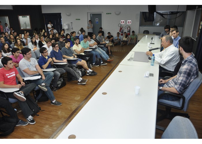 Palestra do Prof. Pedro Malan no Auditório Padre Anchieta. Fotógrafo Antônio Albuquerque. Acervo Núcleo de Memória.