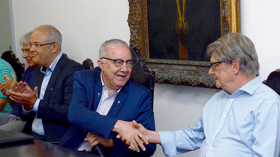 O prof. Bergmann, o prof. Leonardo Lima Gomes, o Reitor pe. Josafá S.J. e o prof. Paulo César Motta. Fotógrafa Larissa Gomes. Acervo Comunicar.