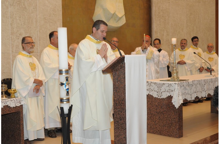 O Padre Alexandre Paciolli, e, ao fundo, o Reitor Pe. Josafá S.J. e o Arcebispo Dom Orani. Fotógrafo Antônio Albuquerque. Acervo Núcleo de Memória.