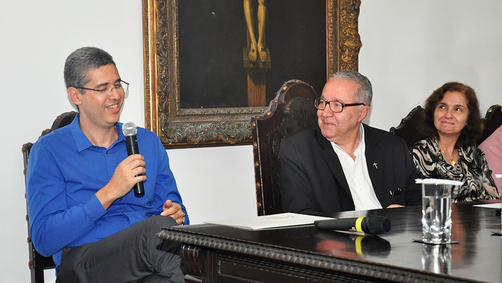 O prof. Delberis Araújo Lima, o Reitor Pe. Josafá Carlos de Siqueira S.J. e a Profa. Marley Vellasco. Fotógrafa Thaiane Vieira, Acervo Comunicar.