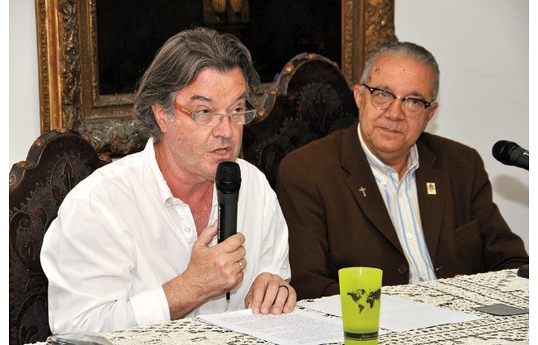 O Prof. Ralph Bannel e o Reitor Pe. Josafá. S.J.. Fotógrafo Weiler Filho. Acervo Projeto Comunicar.