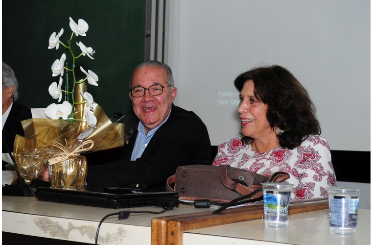 O Reitor Pe. Josafá Carlos de Siqueira S.J. e a Profa. Ana Waleska. Fotógrafo Antônio Albuquerque. Acervo Núcleo de Memória.