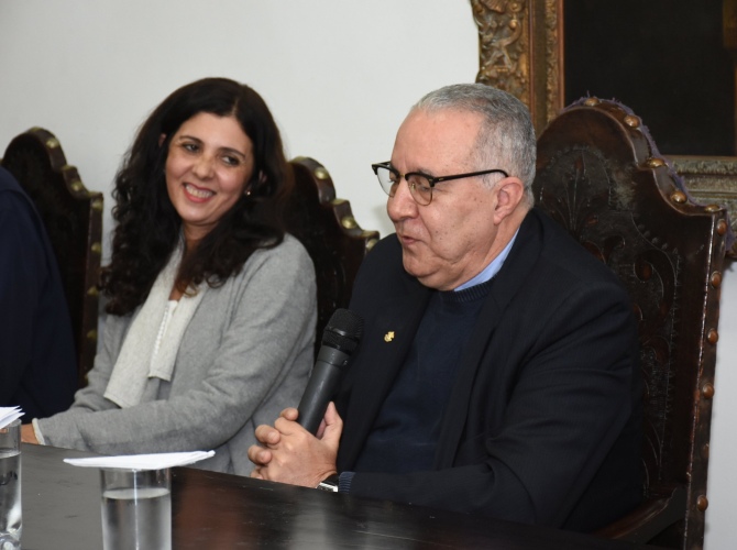 A Profa. Jackeline Farbiarz e o Reitor Prof. Pe. Josafá S.J.. Fotógrafo Antônio Albuquerque.