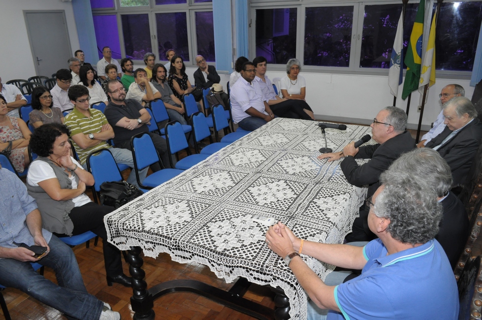 O Reitor, Vice-Reitores, diretores dos departamentos e os novos professores. Fotógrafo Antônio Albuquerque. Acervo do Núcleo de Memória.