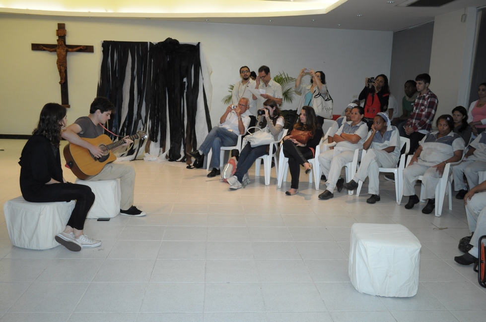 Apresentação de música no Salão da Pastoral. Fotógrafo Antônio Albuquerque. Acervo do Núcleo de Memória.