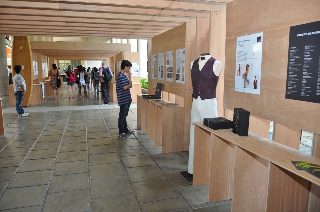 Exposição nos pilotis do Edifício da Amizade. Fotógrafo Antônio Albuquerque. Acervo do Núcleo de Memória.