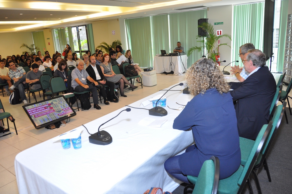 Mesa com os Professores Paulo Esteves (IRI), Danilo Marcondes (FIL) e Marta Moreno (IRI). Fotógrafo Antônio Albuquerque. Acervo do Núcleo de Memória.