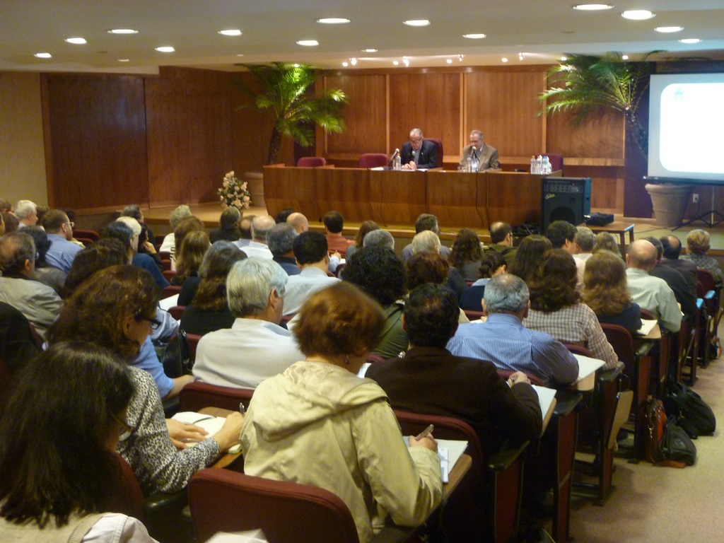 Apresentação do Reitor prof. Pe. Josafá S.J no auditório da Casa de Retiros Anchieta. Acervo do Núcleo de Memória.