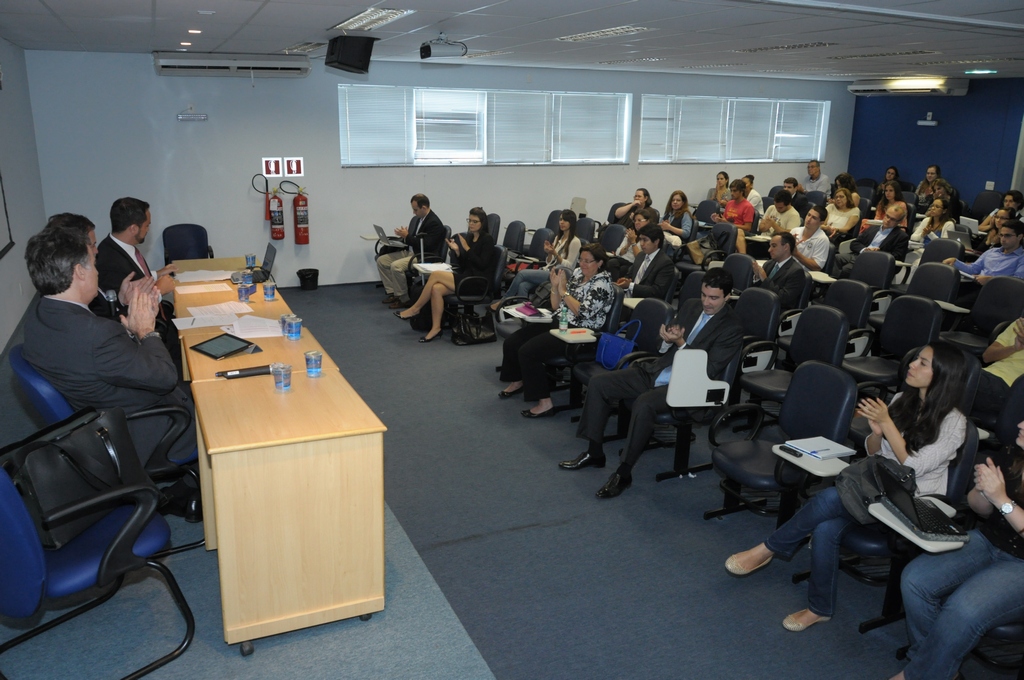 Palestrantes e plateia no Auditório B8. Fotógrafo Antônio Albuquerque. Acervo do Núcleo de Memória.