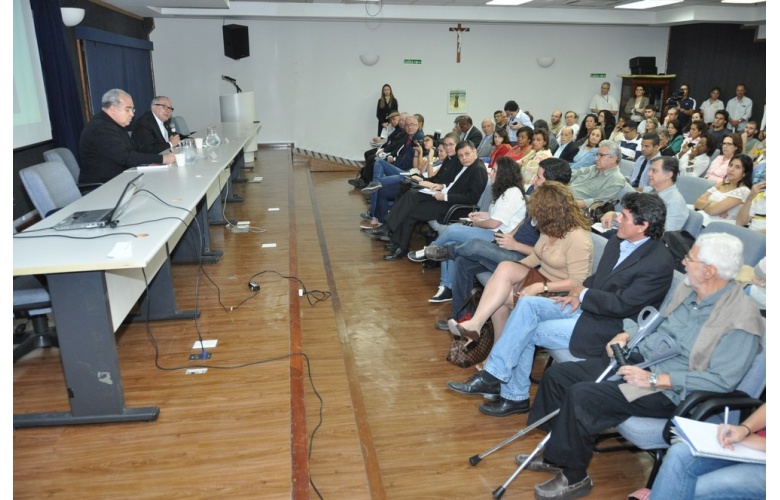 Abertura do evento no Auditório Padre Anchieta, com o Cardeal Dom Orani, O.Cist., e o Reitor Prof. Pe. Josafá Carlos de Siqueira S.J.. Fotógrafo Antônio Albuquerque. Acervo Núcleo de Memória.