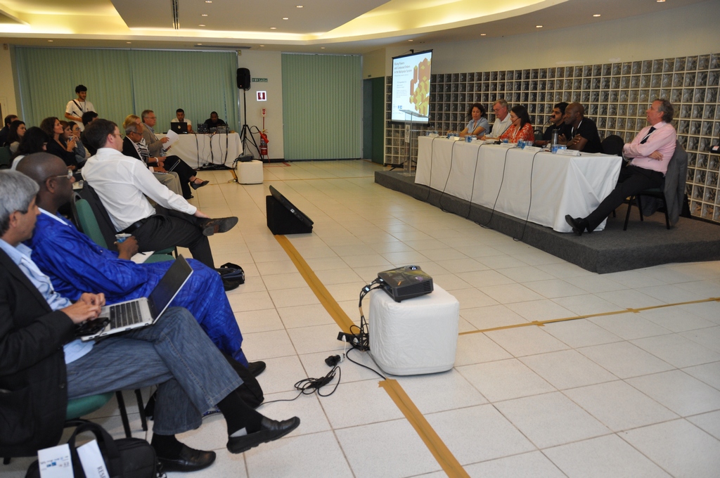 Uma das mesas do evento, realizado no Salão da Pastoral. Fotógrafo Antônio Albuquerque. Acervo do Núcleo de Memória.