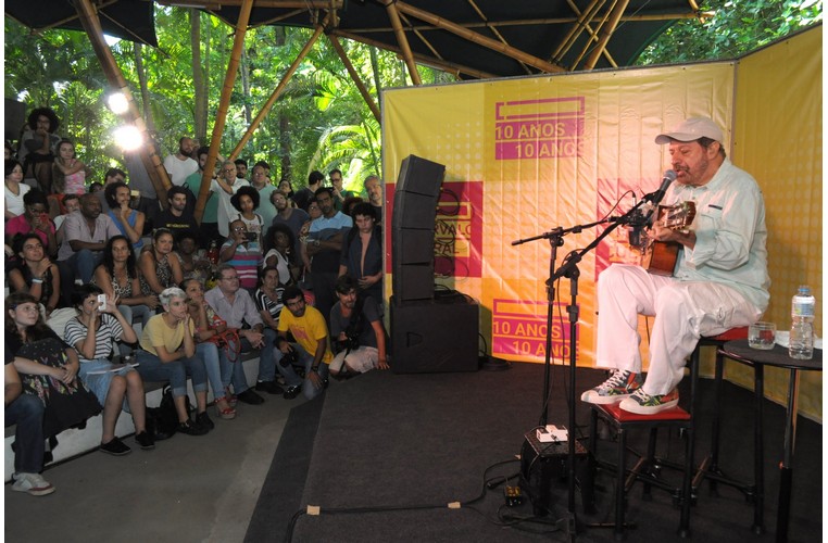 Apresentação de João Bosco no Anfiteatro Junito Brandão. Fotógrafo Antônio Albuquerque. Acervo Núcleo de Memória.