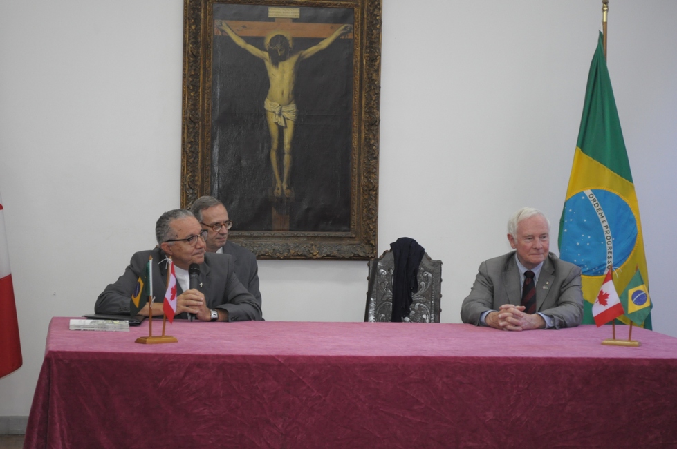 Na Sala do Conselho Universitário, o Reitor Prof. Pe. Josafá Carlos de Siqueira S.J., o Assessor Especial da Reitoria Prof. Danilo Marcondes e o Governador-Geral do Canadá David Johnston. Fotógrafo Antônio Albuquerque. Acervo do Núcleo de Memória.