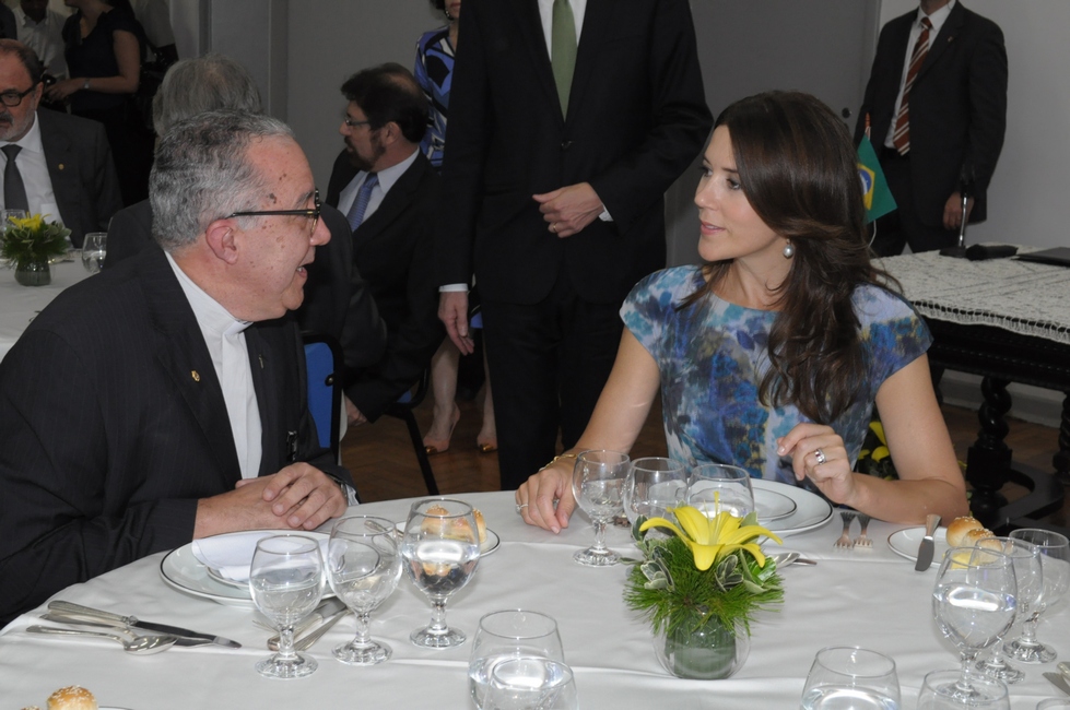 O Reitor Prof. Pe. Josafá Carlos de Siqueira S.J. e a princesa Mary da Dinamarca. Fotógrafo Antônio Albuquerque. Acervo do Núcleo de Memória.