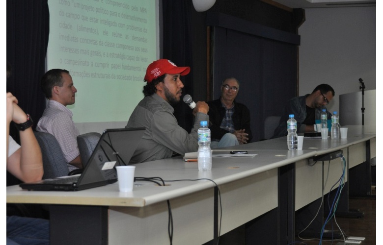 Uma das palestras, com a participação de representante do Movimento dos Pequenos Agricultores. Fotógrafo Antônio Albuquerque. Acervo Núcleo de Memória.