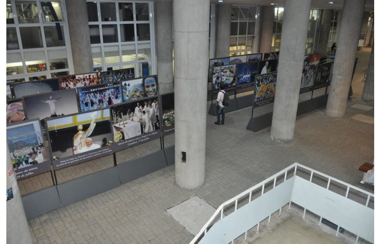 Exposição sobre a Jornada Mundial da Juventude, nos pilotis do Ed. Cardeal Leme. Fotógrafo Antônio Albuquerque. Acervo Núcleo de Memória.