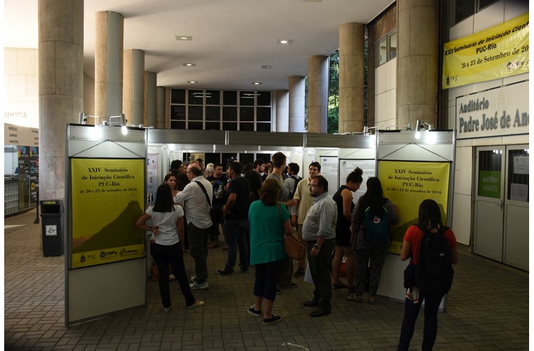 Apresentação de pôsteres em frente ao auditório Padre Anchieta. Fotógrafo Antônio Albuquerque. Acervo Núcleo de Memória.