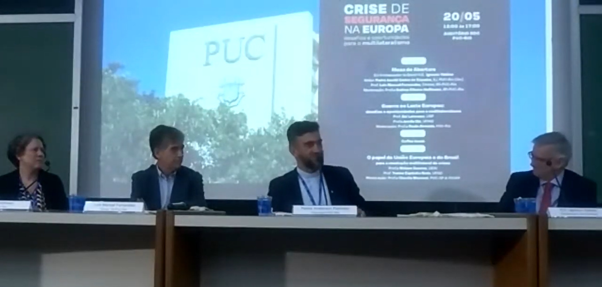 Mesa de abertura com Ignacio Ybáñez (Embaixador da UE no Brasil), Pe. Anderson Antonio Pedroso S.J. (Vice-Reitor Geral da PUC-Rio), professores Luis Manuel Fernandes e Andrea Ribeiro Hoffmann, do IRI. 