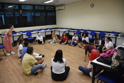 Dinâmica numa das salas do Departamento de Letras. Fotógrafo Antônio Albuquerque.