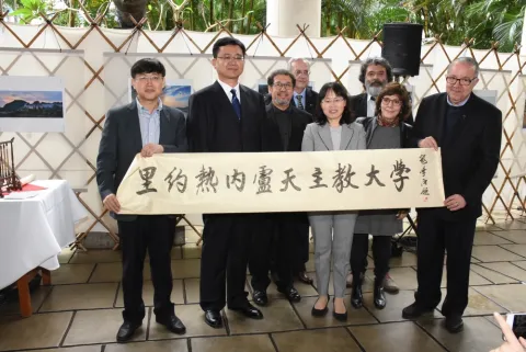 Abertura do evento com a presença do Reitor Pe. Josafá Carlos de Siqueira S.J., nos pilotis da Ala Kennedy. Fotógrafo Antônio Albuquerque.