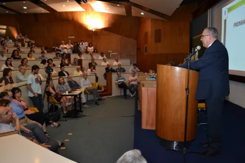 O Reitor Prof. Pe. Josafá S.J. apresenta seu balanço do ano de 2012, no Auditório do RDC. Fotógrafo Antônio Albuquerque. Acervo do Núcleo de Memória.