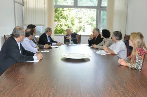 O convênio foi assinado na Sala de Reuniões da Reitoria. Ao centro o Vice-Reitor Pe. Ivern S.J.. Fotógrafo Antônio Albuquerque. Acervo do Núcleo de Memória.
