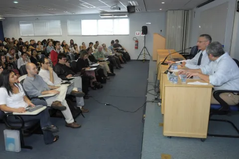 Apresentação do Prof. Richard Lebow, no Auditório B8. Fotógrafo Antônio Albuquerque. Acervo do Núcleo de Memória.