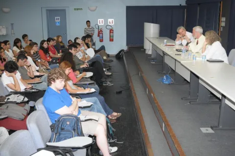 Palestra do Prof. William Wohlforth no Auditório Padre Anchieta. Fotógrafo Antônio Albuquerque. Acervo do Núcleo de Memória.