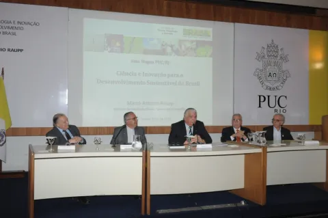 Mesa com o Vice-Reitor Pe. Ivern Simó S.J., o Reitor Prof. Pe. Josafá Carlos de Siqueira S.J., o Ministro Marco Antônio Raupp, o Secretário Estadual de C&T Alexandre Cardoso e o Presidente da Mantenedora da PUC-Rio Prof. Pe. Pedro Guimarães Ferreira S.J. Fotógrafo Antônio Albuquerque. Acervo do Núcleo de Memória.