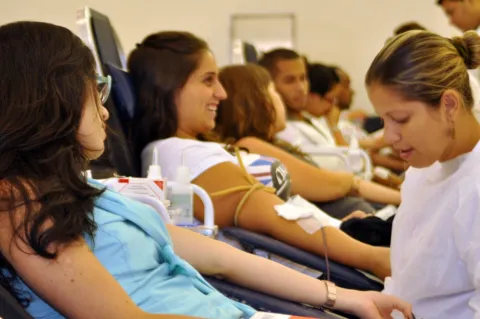 Comunidade PUC-Rio durante a campanha de doação de sangue no Salão da Pastoral. Fotógrafo Antônio Albuquerque. Acervo do Núcleo de Memória.