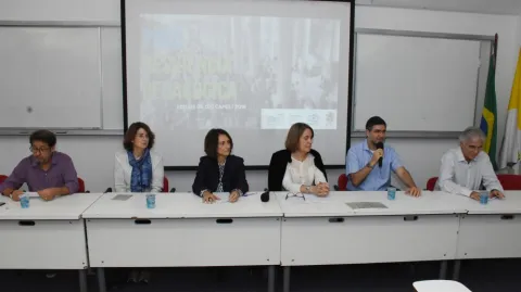Na mesa, os professores Júlio Diniz, Daniela Vargas, Maria Cristina Góes, Maria Rita Salomão, Pe. Álvaro Pimentel S.J. e José Ricardo Bergmann. Evento realizado no auditório do IAG. Fotógrafo Antônio Albuquerque.