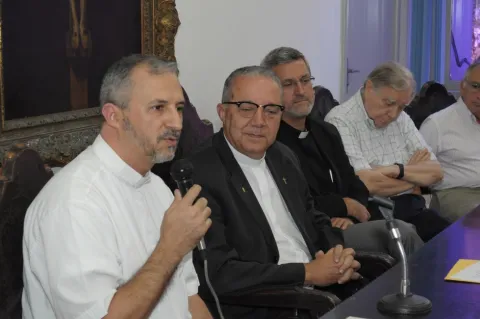 O Prof. Pe. Leonardo Fernandes, o Reitor Prof. Pe. Josafá S.J., o Prof. Pe. Geraldo Dôndici, o Prof. Pe. Ivern S.J. e o Prof. Augusto Sampaio. Fotógrafo Antônio Albuquerque. Acervo do Núcleo de Memória.