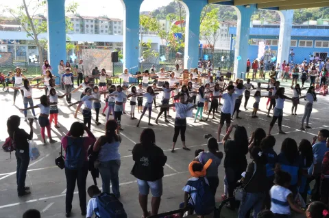 Apresentação de uma das atividades com os alunos do projeto. Fotógrafo Jorge Paulo. Acervo do Projeto Comunicar.