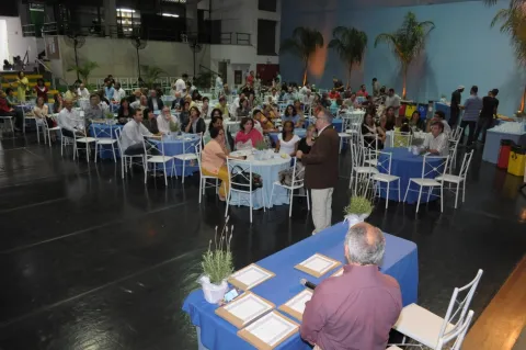 O Reitor Prof. Padre Josafá Carlos de Siqueira S.J. inicia a entrega dos diplomas em homenagem aos funcionários. Fotógrafo Antônio Albuquerque. Acervo do Núcleo de Memória.