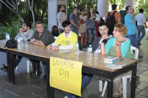 Mesa com debatedores nos pilotis da Ala Kennedy. Fotógrafo Antônio Albuquerque. Acervo do Núcleo de Memória.