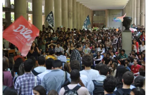 Os pilotis do Edifício da Amizade lotados com partidários dos dois candidatos. Fotógrafo; Antônio Albuquerque. Acervo Núcleo de Memória.