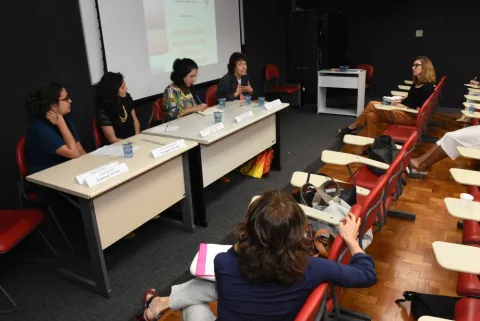 Mesa com Ana Carolina Radd (PUC-Rio), Profa. Eugênia Zandoná (UERJ), Profa. Moema Guedes (UERJ) e Profa. Hildete Pereira (UFF). Evento realizado na sala K102. Fotógrafo Antônio Albuquerque.