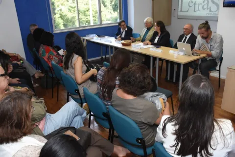 Na mesa de abertura, o decano do CTCH, Prof. Júlio Diniz, o Prof. Cesar Barreto (UFF), Isabel Marquez (ACNUR), Cândido Feliciano Neto (Cáritas) e Charles Gomes (Cátedra Casa de Rui Barbosa). Fotógrafo Antônio Albuquerque.