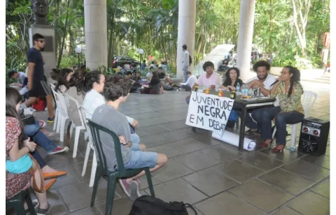 Debate realizado nos pilotis da Ala Kennedy. Fotógrafo Antônio Albuquerque. Acervo Núcleo de Memória.