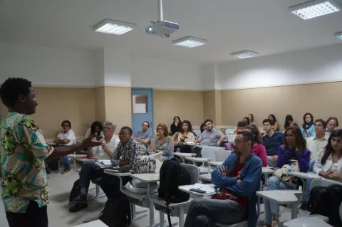 Uma das palestras, na sala F502. Fonte: Facebook do Acervo Digital da História e Cultura Swahili do Norte de Moçambique.
