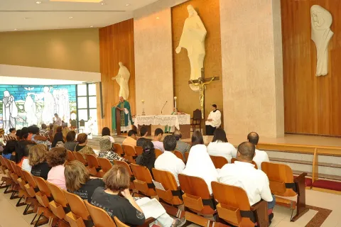 Missa na Igreja do Sagrado Coração de Jesus celebrada por Dom Orani Tempesta, O. Cist. Fotógrafo Jorge Paulo. Acervo do Projeto Comunicar.